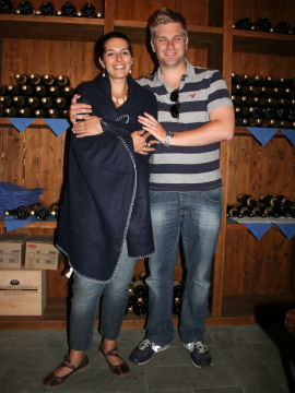 Alessia e Daniel nella cantina della Cave du Vin de Morgex a La Ruine (51316 bytes)